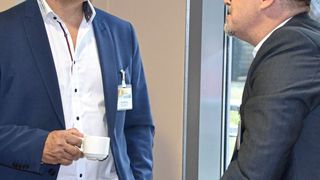 Peter Rebehn (l.) im Gespräch mit LP-Chefredaktuer Marc Platthaus beim Praxistag HPLC 2019 in Köln. (LABORPRAXIS)