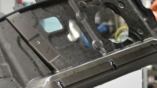 Der Technologiedemonstrator stellt ein Strukturbauteil im hinteren Bereich einer Fahrzeugkarosserie dar. (TU Dresden/ILK)