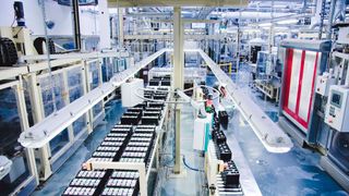 Prozess der Herstellung von Batteriezellen in Batteriewerks  (Bild: Clarios)