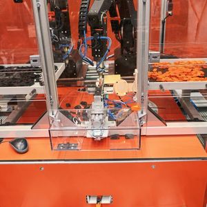 Auf der Hannover Messe hatte Igus einen reale Produktionsanlage aus der Igus-Fabrik aufgebaut und produzierte vor Ort Energieketten aus einzelnen Spritzgussbauteilen. 