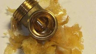 Mit dem ENVII-PU-Cleaner EN705 werden die anhaftenden Isocyanat- und PU-Reste angequollen, die Polymerstruktur abgebaut und die Haftung zu den Anlagenteilen derart reduziert, dass die Anhaftungen meist schon nach einigen Stunden Einwirkzeit abgewischt, bzw. mittels Bürste oder Spachtel leicht entfernt werden können.  (Bild: Klebtechnik Dr. Hartwig Lohse)