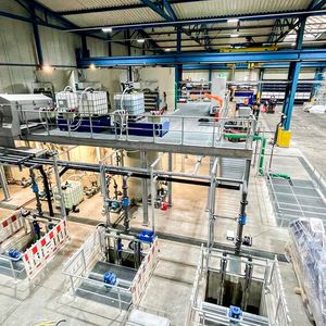 ... Die angelieferten Folienballen werden dafür geschreddert, gewaschen, getrocknet und schließlich extrudiert, wobei das Extrudat zu Granulat zerkleinert wird, dass man wieder spritzgießen oder extrudieren kann.(Bild:  Technotrans)