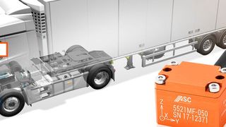 Monalysis montiert die Beschleunigungssensoren von ASC u.a. im Bereich der LKW-Vorderachse. Die dort gemessenen Werte geben Rückschlüsse auf das Belastungsgeschehen am Gesamtfahrzeug. (ASC)