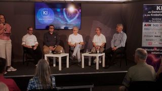 Die Diskussionsrunde zum Thema „Von Daten zur Therapie: Wie KI und IT die Krebsforschung verändern?“ fand auf der MS Wissenschaft in Würzburg statt. v.l. Moderatorin Sylvia Lösel (IT-BUSINESS), Prof. Dr. Michael Hudecek (Uniklinikum Würzburg), Michael Hain (KiTZ), Dr. Ing. Marten Neubauer (Dell), Dipl. Ing. Gerhard Hacker (Cancom) und Dr. Gunther Schunk (Vogel Stiftung Dr. Eckernkamp) (Bild: Vogel IT-Medien)