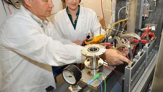 Dr. Alexander Yakushev, Leiter des Experiments, und Dr. Lotte Lens stellen die Messelektronik für den Nachweis des Zerfalls von Fleroviumatomen ein. (Bild: G. Otto, GSI/FAIR)