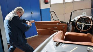 Ein Smartphone, zwei Sachverständige, vier Augen: Per Livestream erstellen die Experten des TÜV Nord digital Wertgutachten für Oldtimer. (Bild: Schweitzer/»Fahrzeug+Karosserie«)