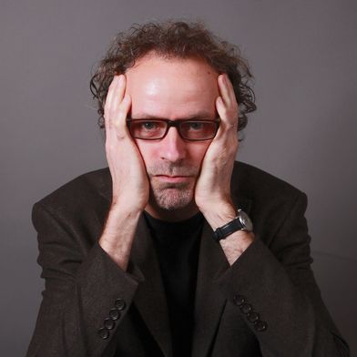 Weniger Aufgaben, trotzdem genervt? Eine neue Studie zeigt, warum selbst Entlastung im Job zu Stress und emotionaler Erschöpfung führen kann, wenn die Kommunikation fehlt. (Bild: )
