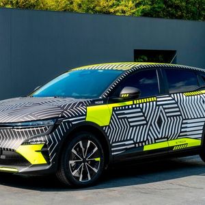 30 Erlkönige sind zu Erprobungsfahrten auf öffentlichen Straßen unterwegs. (Bild:  ampnet/Renault)