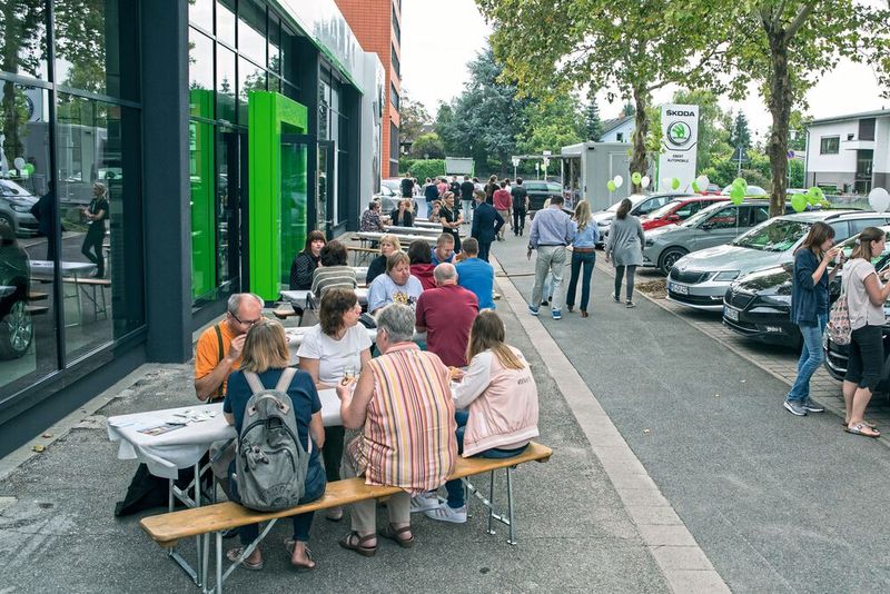 Die Nachbarn haben sich mit dem Autohaus bereits angefreundet. (Bild: Autohaus Ebert)