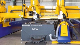 Wer viel schneidet, der hat auch entsprechend beim Plasma- und Brennschneiden die anfallende Schlacke und im Brenntisch befindliche Kleinteile zu handeln. Mit dem neuen  Vibration Table von Microstep sparen Anwender die aufwendige manuelle Reinigung des Tisches. Im Standard stehen Größen von 3 x 1,5 Meter bis 24 x 5 Meter zur Auswahl. (Bild: Microstep)