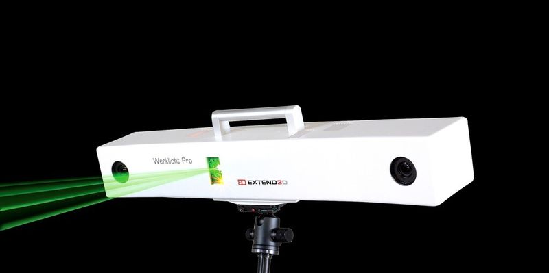 Werklicht Pro ist ein vielseitiger Assistent, der in zahlreichen industriellen Bereichen zum Einsatz kommt. Das Grundprinzip bleibt dabei immer gleich: Werklicht bringt die digitalen Bauteilinformationen aus dem Computer in die Realitität. In Fertigung und Montage projiziert Werklicht Pro CAD-Daten und Arbeitsanweisungen auf Bauteile und wird so zur rechten Hand der Produktionsmitarbeiter. (Bild: Extend3D)
