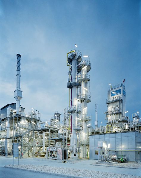 As a technology leader, Linde is today successful worldwide in international plant engineering. Its portfolio includes plants for the production of air gases, natural gas liquefaction and processing, and petrochemical plants. (Linde)