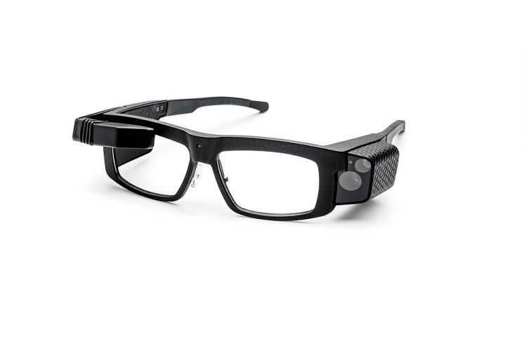 Red Dot Produktdesign 2018: Smart-Brille Iristick (Iristick, Belgien) – Die Iristick Smart-Brille ist für den Einsatz im industriellen Bereich konzipiert. Sie nutzt die Rechenleistung des Smartphones und arbeitet somit ökonomisch und reduziert zugleich die Strahlung rund um den Kopf des Nutzers. Mittels Stimmbefehlen oder Gesten wird freihändig auf die Information auf dem Display zugegriffen. Eine leistungsstarke Zoomlinse macht es möglich, dass Barcodes gescannt oder Details mit einer Fernwartung geteilt werden. Das Gerät ist justierbar und kann mit Korrekturbrillen getragen werden. Der Rahmen der Iristick ist im innovativen 3D-Verfahren hergestellt und die Brille ist vollständig als „safety certified“ klassifiziert.  Begründung der Jury: Dank ihrer durchdachten Funktionalität sorgt die Iristick für mehr Effizienz und Sicherheit bei vielen Herausforderungen im Industriesektor.  (Bild: Red Dot/Iristick)