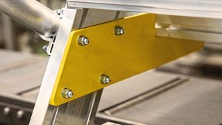 Günzburger Steigtechnik hat seine Überstiege und Treppen überarbeitet. Ihre Montage klappt jetzt so schnell wie nie zuvor. (Günzburger Steigtechnik)