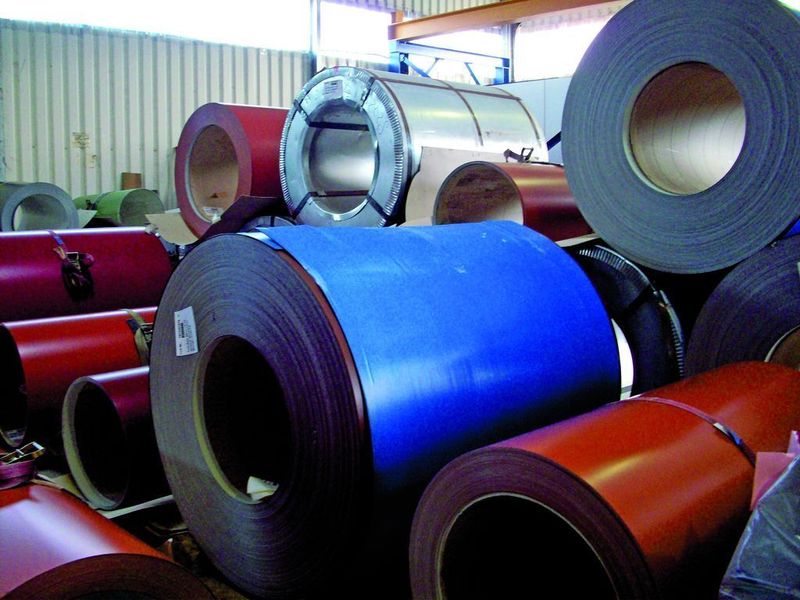 Verarbeitet wird das Feinblech direkt vom Coil in Breiten von 1250 und 1500 mm. (Archiv: Vogel Business Media)