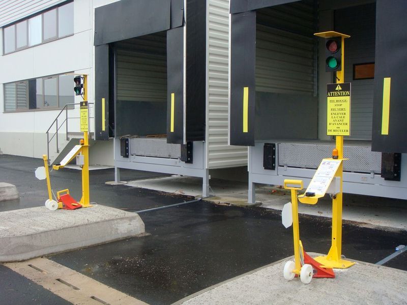 Die Radkeilstation „Cale Box“ ist mit elektrisch überwachtem Radkeil, Führungsstange, Ampel- und Akustikalarm, Präsenzprüfung und Chip-Pfandschloss optimal auf alle sicherheitstechnischen Anforderungen an der Rampe abgestimmt. (Bild: Expresso)