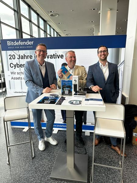 Wären die Socken rot, hätte ich welche mitgenommen. Danke dennoch für das Angebot Jungs, (v. l.) Jörg von der Heydt, Thomas Kloth und Maximilian Pabst (Bitdefender). (Bild: Vogel IT-Medien)