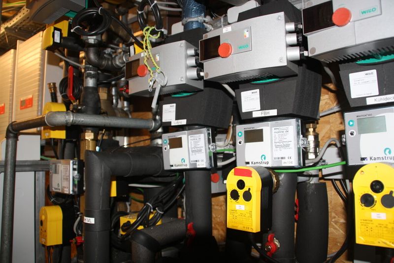 Er beherbergt auch die Wärmepumpe. (Bild: Zwettler, konstruktionspraxis)