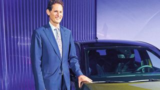 John Elkann hält bei Stellantis aktuell die Zügel in der Hand, bis der Nachfolger von Carlos Tavares benannt ist. Über das Investmentunternehmen Exor kontrolliert Elkann alle Beteiligungen der italienischen Agnelli-Familie. An Stellantis hält Exor gut 15 Prozent der Anteile – doppelt so viel wie die Familie Peugeot.    (Bild: Stellantis)