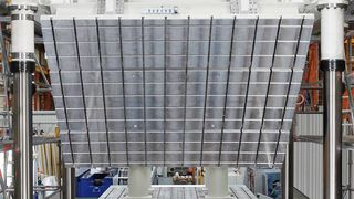 Kernelement der LFI-Großanlage ist der Formenträger mit 13 m2 Aufspannfläche. Er ist als Doppel-Shuttle-System konzipiert. (Bild: Krauss-Maffei)