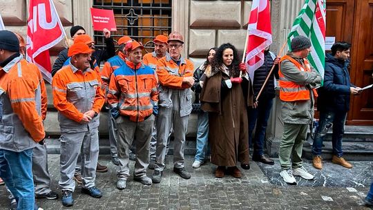 Bei Swiss Steel wird zwar an der Zukunftsfähigkeit gearbeitet, um im stählernen Rennen bleiben zu können, doch gleichzeitig schlagen deshalb die Wellen des Unmuts bei der Tochter DEW in Deutschland hoch ...(Bild:  SRF / S. Studer)