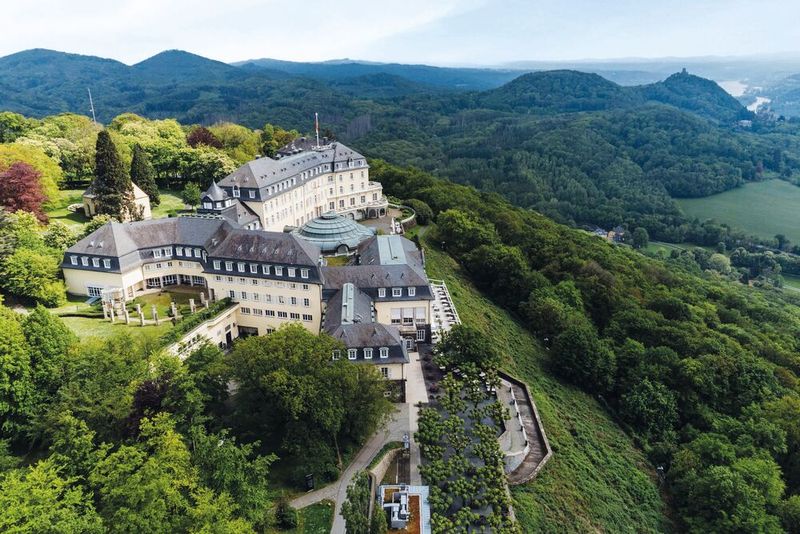 Digitale Souveränität, KI und kritische Infrastrukturen im Fokus: Der Service Provider Summit 2026 vor der geschichtsträchtigen Kulisse des Grandhotels Steigenberger auf dem Petersberg.(Bild:  Werbefotografie Emme)