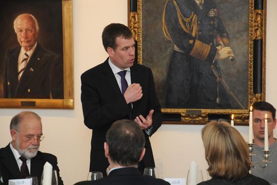 Im noblen Ambiente des Kieler Yachtclubs begrüßt Landesgeschäftsführer Jan-Nikolas Sonntag die Gäste. (Archiv: Vogel Business Media)