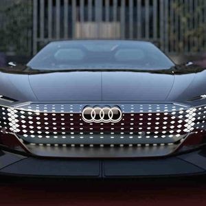 Sogar kommunizieren kann der Grill, etwa mit anderen Autofahrern, mit Fußgängern, mit Fahrradfahrern.(Bild:  Audi)