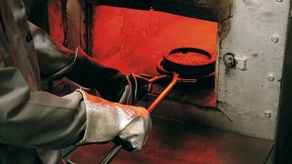 Gegen Hitze, Kälte oder gefährliche Chemikalien helfen Schutzhandschuhe. Doch nicht jeder Schutzhandschuh ist für jede Anwendung geeignet.  (Bild: KCL)