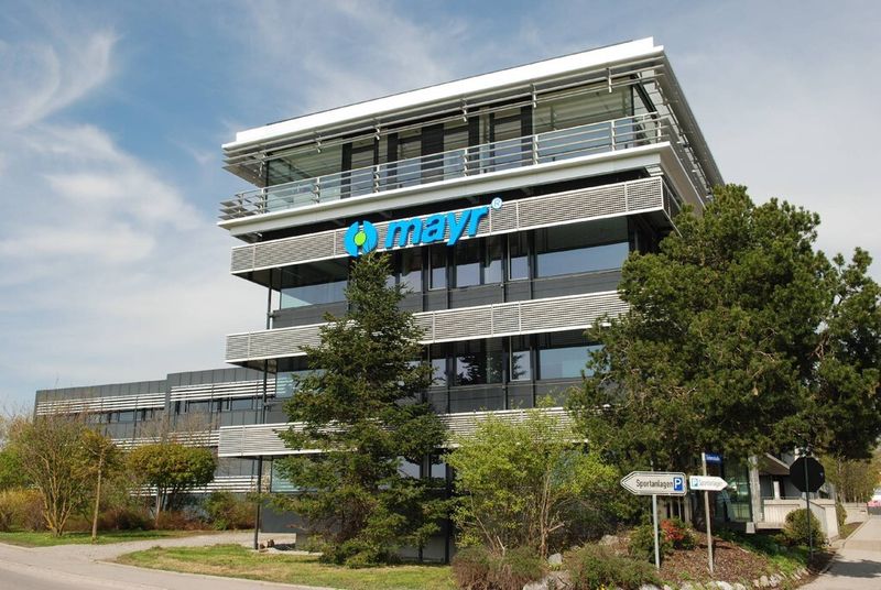 Seit Jahresbeginn ist die dritte Etage, die auf das Verwaltungsgebäude in Mauerstetten gesattelt wurde, fertiggestellt. Die hohen Investitionen dienen der langfristigen Standortsicherung im Allgäu. (Bild: Mayr Antriebstechnik)