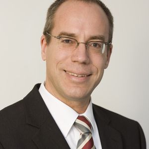 Jochen Schumacher, Director MPDV Campus: „Nur wenn die Unternehmen ihre Potenziale in der Produktion kennen, sind sie in der Lage, sich fit für die Zukunft zu machen. Veränderungsbereite Mitarbeiter sind dabei der Schlüssel zum Erfolg“.