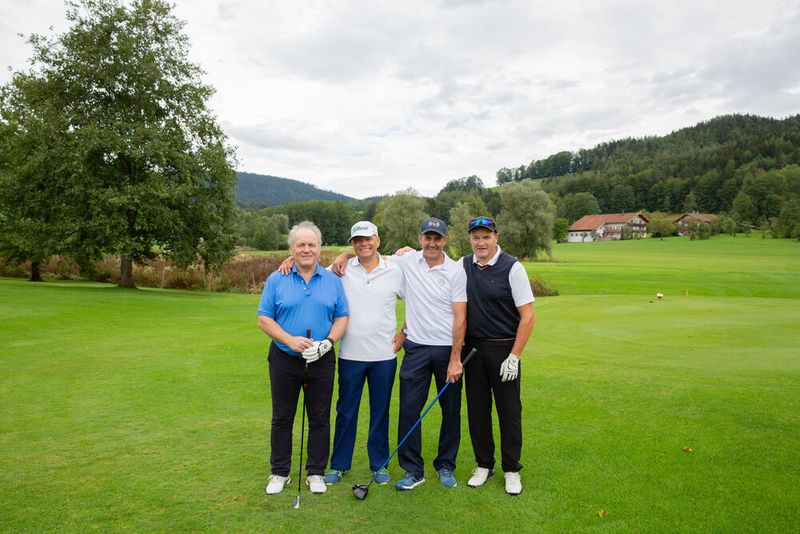 (v. l.) Jürgen Gebhardt (Gebhardt Group), Michael Withake (Gölz Bürotechnik) verstehen sich prächtig mit den Sportlern Markus Schmidt (ehem. Rennrodler) und Michael Steiner (Bild: Vogel IT-Medien GmbH)