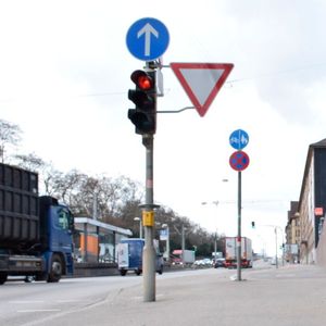 Knapp 50.000 Fahrzeuge, davon zehn Prozent Lastwagen, fahren täglich an den Luftansaugschnorcheln des Entwicklungszentrums von Mahle in der Pragstrasse vorbei.