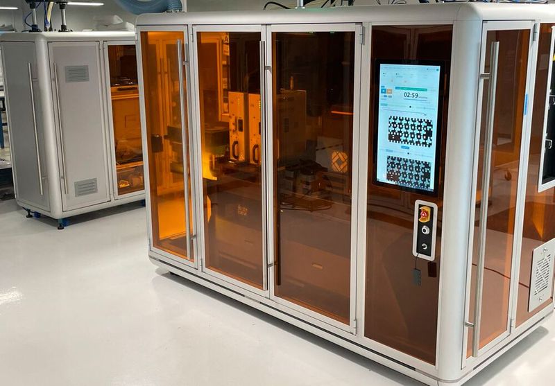 Für die Massenproduktion von Polymerteilen stellte Inkbit das additive Fertigungssystem Vista vor. Mit der Vision-Controlled Jetting (VCJ)-Technologie stellt der Inkbit Vista sicher, dass die Teile wiederholgenau auf das ursprüngliche CAD-Design abgestimmt sind. Dafür wird während des gesamten Drucks eine Closed-Loop-Feedback-Steuerung eingesetzt.  (Bild: Inkbit)