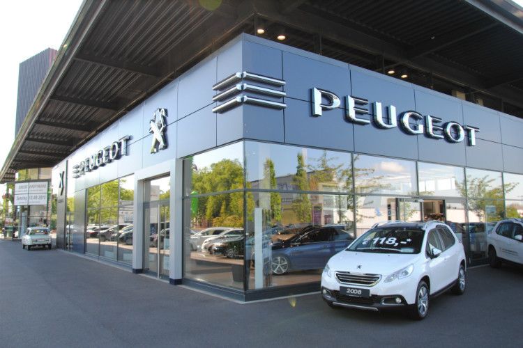 Im vergangenen Jahr hat PSA den Standort vom Kölner Toyota-Händler Yvel übernommen. Nach mehreren Monaten Umbau erscheint das Autohaus nun in den Konzernfarben Rot (Citroën) und Blau (Peugeot). (Foto: Baeuchle)