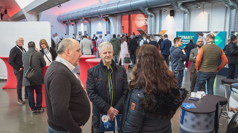 ..und Besuchen bei den Ausstellerständen. (Bild: Stefan Bausewein)
