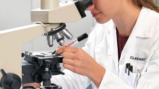 Der neue Edding 8015F macht selbst Beschriftungen direkt beim Mikroskopieren möglich. (Edding)