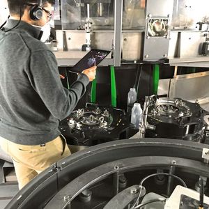 Who you gonna call? Remote- Assistance-Lösungen wie Vuforia Chalk (hier im Einsatz bei Henkel) bringen Expertise ins Feld.(Bild:  PTC/Henkel)