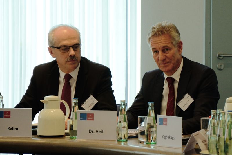 Wilhem Rehm (links), Vorsitzender des Fachverbandes Antriebstechnik im VDMA, prognostiziert für die Antriebstechnik 2015 ein Umsatzplus von 2 %. (Bild: Michel)