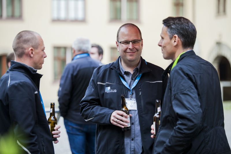 Sergei Hergert und Oliver Groß, beide GSL, beim ersten Schluck mit Matthias Geyer, Solutec. (Acmeo)
