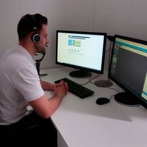 Die Berater vor Ort bekommen über einen Signalton Bescheid, wenn ein potenzieller Kunde „in der Leitung“ ist. Die Videoübertragung erfolgt einseitig – die Interessenten sind nicht zu sehen.(Bild:  Viktoria Hahn / »kfz-betrieb«)