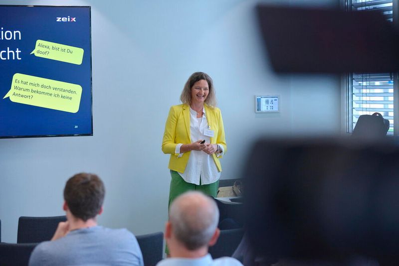 Damit könnten Anwender zukünftig direkt mit der Maschine kommunizieren.  (J. Untch / Vogel Communications Group GmbH & Co. KG)