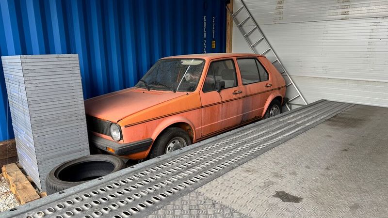 Ein bisschen trostlos fristet dieser Golf 1 sein Dasein. Aber immerhin: Er hat überlebt. Auch wenn es sich um ein späteres Modell ab 1979 handelt – erkennbar an den Kunststoffstoßstangen –, war die erste Generation des Wolfsburger Erfolgsmodells ein echt übler Roster. Bei den ersten Exemplaren der Produktionsjahre '74/'75 kam der Rost zum Teil nach zwei, drei Jahren massiv zum Vorschein. (Bild: Schreiner – VCG)