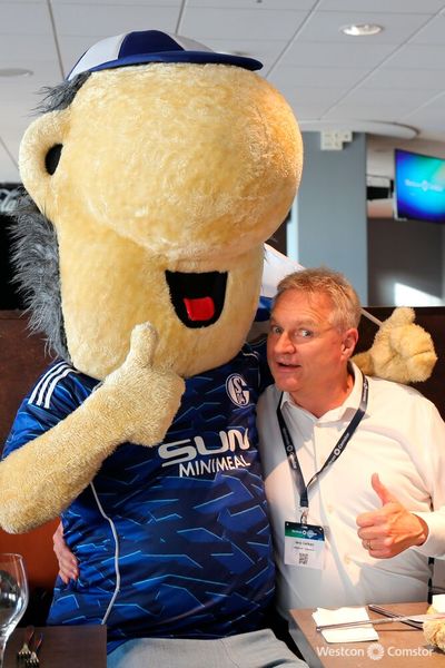 Eine neue Freundschaft? Jens Gerken und das Schalke-Maskottchen Erwin  (Bild: Anne Floeter)