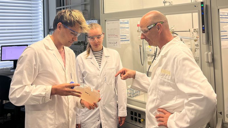Prof. Dr. Marcus Halik (rechts) im Labor mit Johannes Voß und Linda Rockmann. (Bild:  OMD Group)