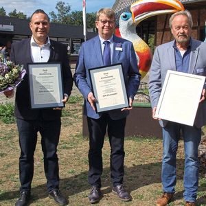 Geehrte und das Präsidium (v. l.): Geschäftsführer Christian Metje, Oliver Schatta (Obermeister Braunschweig), Karl-Wilhelm Schnars (Obermeister Bremerhaven-Wesermünde), Dirk-Walter Amtsfeld (Obermeister Uelzen) und Präsident Karl-Heinz Bley.(Bild:  Kfz-Gewerbe Niedersachsen)