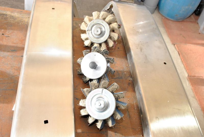 Tierhaare gemischt mit Scheilfpapier: Zum Teil sind die Schleifbürsten individuelle Einzelanfertigungen. (Bild: Dominsky/»Fahrzeug+Karosserie«)