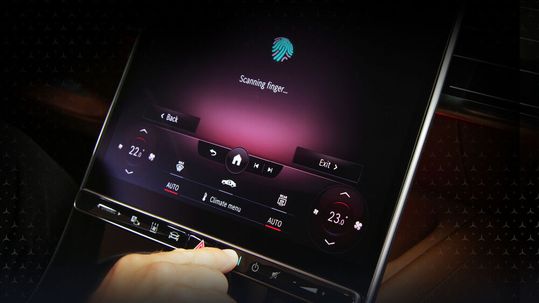 Im Mercedes können Nutzer per Fingerabdruck Zahlungen freigeben.(Bild:  Mercedes-Benz)