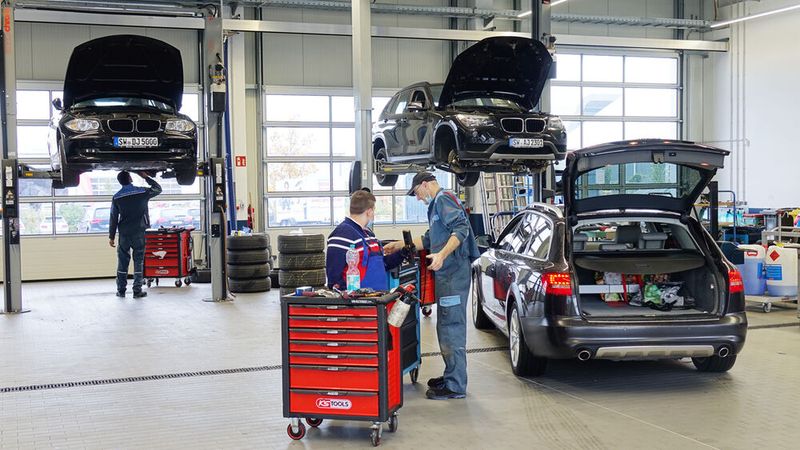 Die Arbeitsplätze sind zum Teil im Boxenprinzip angeordnet und können durchfahren werden oder – wie hier – für Fahrzeuge genutzt werden, die nicht angehoben werden müssen. (Bild: Schreiner/»kfz-betrieb«)