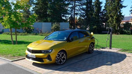 Mit dem Wechsel auf die EMP-2-Plattform von Stellantis haben sich die Proportionen des Opel Astra im Vergleich zum rundlicheren Vorgänger deutlich verändert.(Bild:  Rosenow – »kfz-betrieb«)
